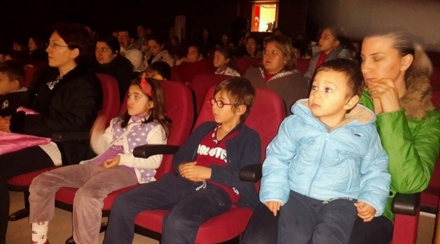 Didim Ticaret Odası Kültür Merkezinde 14:00 ile 17:00 saatleri arasında iki seans olarak gösterilen oyuna Didimli çocuklar ve aileleri büyük ilgi gösterdi.