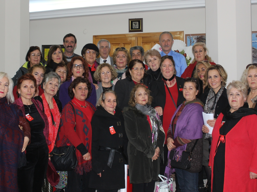 Anadolu Güneş Kadınlarından Başkan Atabay a ziyaret Didim de faaliyet gösteren Avukat Nurlaş Bayazıt Batuman ın kuruculuğunu yaptığı Anadolu Güneş Kadınları topluluğu her hafta 110 üyesi ile bir