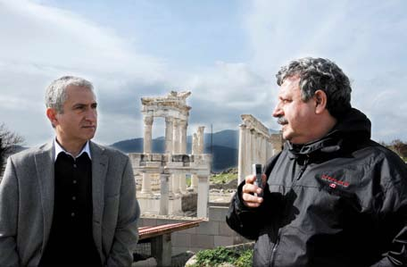 Bergama Eski Belediye Başkanı Sefa Taşkın(sağdaki), dergimiz editörü Engin Önen (soldaki) ve ekibimize rehberlik yaptı, taşların altından fışkıran tarihi öyküleri bizler için anlattı.