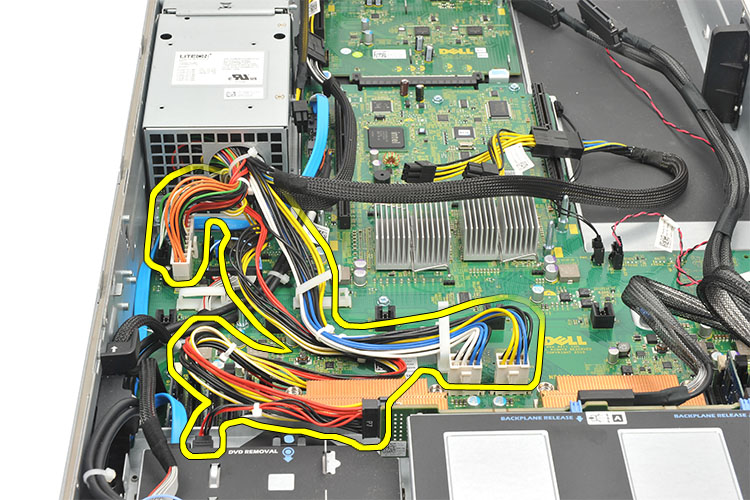 16. CPU 1, CPU 2, SAS arka panelini ve optik sürücü güç kablolarını yerlerinden çıkarın. 17.