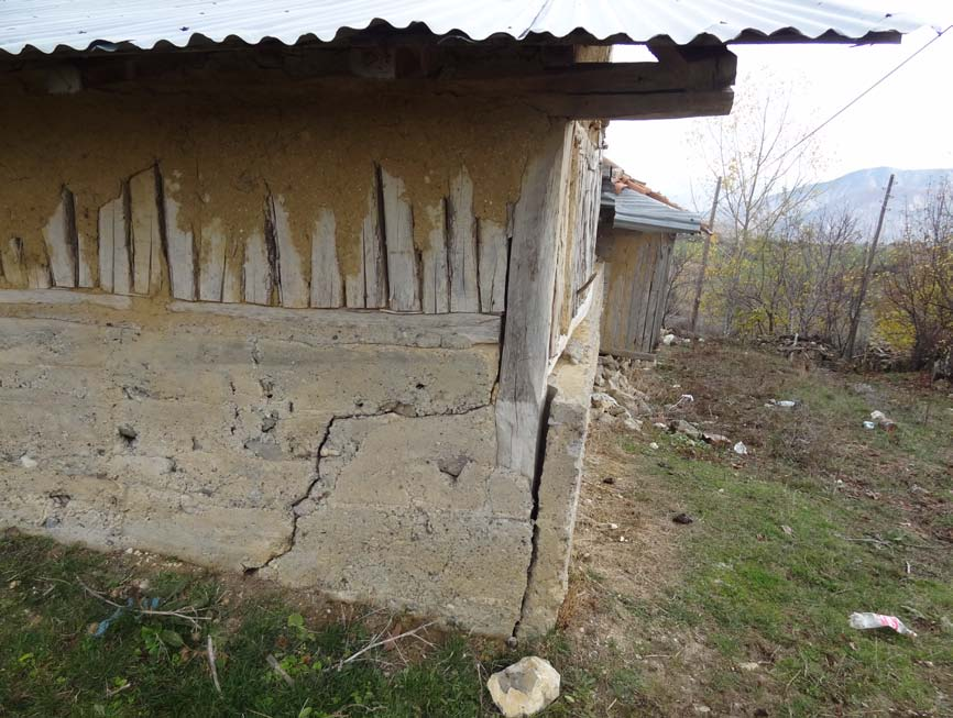 94 Afşar Köyü Kolavağıl Mahallesi nin kuzeyinde bulunan Kıran Mahallesi ndeki binalarda deformasyonlar görülmüştür (Şekil 4.36)