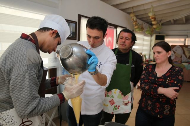 yaptıkları cup kekleri süslediler. Hazırladıkları cup kekleri ailelerine götürmek üzere süsleyip kutulara koydular.