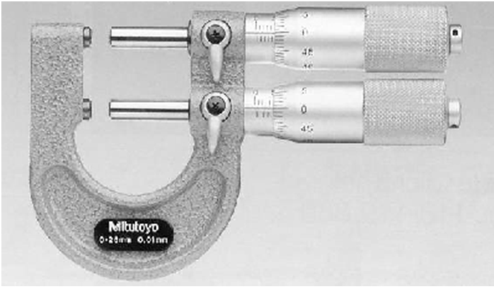 Ölçü hassasiyeti 0,01 mm olan iki adet mikrometre başlığı gövde üzerine monte edilmiştir.