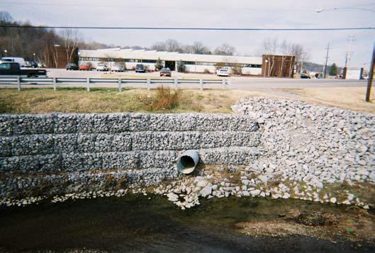 63 5.7. ĠnĢaat Mühendisliğindeki Uygulamalar ġekil 5.34. Ağırlık istinat duvarı uygulaması, Missouri, USA, 2003 (Maccaferri Product Guide) ġekil 5.35.