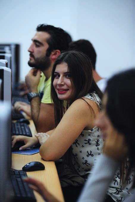 Öğrenciler, beşinci akademik dönemin başında kendilerine sunulan alan seçmeli derslerden Halkla İlişkiler ya da Reklamcılık alanına ait olanları seçmekte ve bu seçimleri doğrultusunda bir bitirme