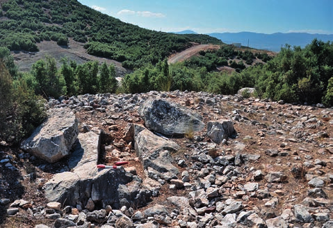 Res. 8 Kapangediği Tümülüsü Fig. 8 Kapangediği Tumulus YÜZEY ARAŞTIRMA RAPORLARI işlemesi henüz tamamlanmamış üçgen alınlıklı bir lento bloğu tespit edilmiştir.