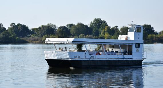 Akşamüzeri ise çok özel bir deneyim olan Zambei nehri üzerinde yapılan «Zambezi Reflections» adı verilen tekne turunda muhteşem manzaralar eşliğinde akşam yemeğimizi alacağız Gezimizin İkinci Gecesi