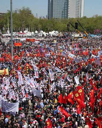 6 Bu seneki Taksim 1 Mayıs ını beraber örgütleyecek kurumlar bir basın açıklaması yaptı. Açıklama sırasında 1 milyon kişiyle Taksim deyiz!