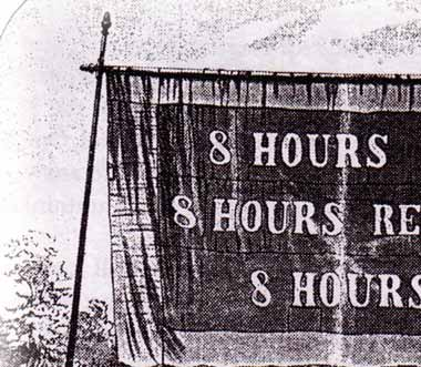 8 saat çalışma talebiyle hazırlanan ilk pankart 8 saatlik işgünü için tek bir gövde gibi harekete geçen işçi sınıfı tam