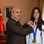 Vali Güvençer, ülkemizi milli takım adına temsil eden Muğla Gençlikspor Kulübü sporcusu Yeşim Bostan a başarısından dolayı çeyrek altın hediye etti.