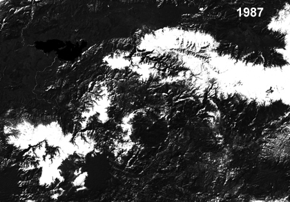 (a) (b) Şekil 4. (a) 6.12.1987 Landsat TM Bant 1/5 oran görüntüsü ve gri-renk tonu dilimlemesi. (b) 26.04.1996 Landsat TM Bant 1/5 oran görüntüsü ve gri-renk tonu dilimlemesi.