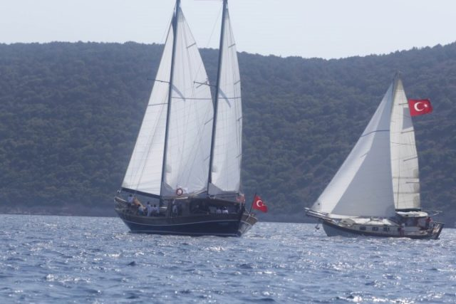 YELKEN YARIŞLARINDA KAZA İKİ AHŞAP TEKNE ÇARPIŞTI Bodrum da bu yıl ilk kez düzenlenen tirhandil tipi ahşap yelken yarışlarında iki