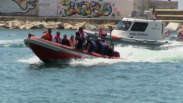UMUDA BİTTİ YOLCULUK KARAADA DA Sabah saatlerinde yasa dışı yollardan Yunanistan Kos adasına geçmeye çalışan 52 kişinin bulunduğu bot Karaada nın Kuzey Feneri açıklarında battı.