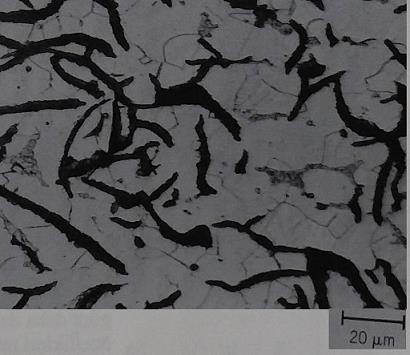 - Kır (Gri) dökme demirler: Ağırlıkça % 2,5 ila % 4 karbon ve % 1 ila % 3 silisyum içerir. Ferrit veya perlit matris faz içinde lamel grafitler gömülü halde bulunur.