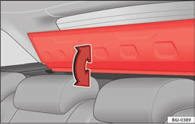 Taşıma ve pratik ekipman Saklama bölmesine arka rafın ön kısmını kaldırarak arka koltuklardan erişilebilir Şek. 161.
