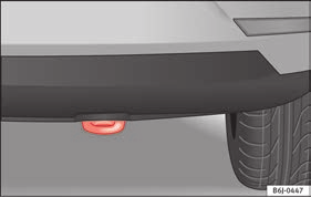 Aracın acil olarak çekilmesi Çekme Şek. 68 Ön tamponun sağ tarafı: Çekme halkası. Şek. 69 Arka tamponun sağ tarafı: Çekme halkası. Çekme bağlantıları Demir veya halatı çekme bağlantılarına takın.