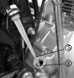 Motor Yağı Seviyesi Motosikletinizi kullanmaya başlamadan önce motor yağı seviyesinin çubuktaki 'S' ve 'X' arasında olduğunu kontrol ediniz. Motor yağı seviye kontrol çubuğu motorun sağ tarafındadır.
