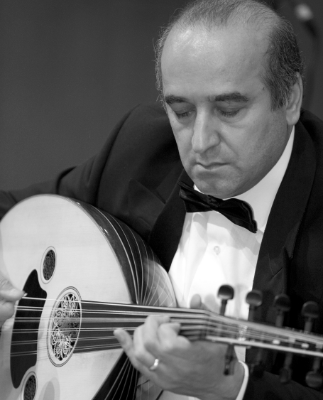 1983 te ud sanatçısı olarak girdiği Cumhurbaşkanlığı Klasik Türk Müziği Korosu nda hocası Nevzad Atlığ dan yararlandı.