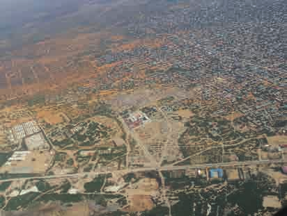 Anadolu kız yetimhanesi arazisi Kızılay mülteci kampının ve havaalanının hemen yanındadır.