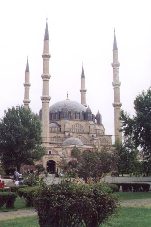 Mimar Sinan ın Mimarbaşı olduktan sonra verdiği üç büyük eser, onun sanatının gelişmesini gösteren basamaklardır. Bunların ilki İstanbul Şehzadebaşı Camii ve külliyesidir.