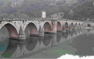 Şekil 3.5 : Drina Köprüsü Alpullu tren istasyonun yakınlarında bulunan ve Sokullu Mehmet Paşa tarafından yaptırılan köprü 129,4 m ve 5 gözlüdür.