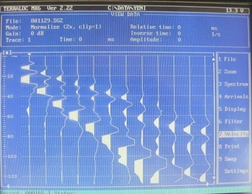 ARAZİ UYGULAMASI (5 7 ) bağıntılarının arazi uygulamasının ilk yaklaşımını göstermek amacıyla, sismik cihazın kanallarına gelen sinyallerin her birinin ayrı ayrı (FT) spektrumunu alabilme özelliğine