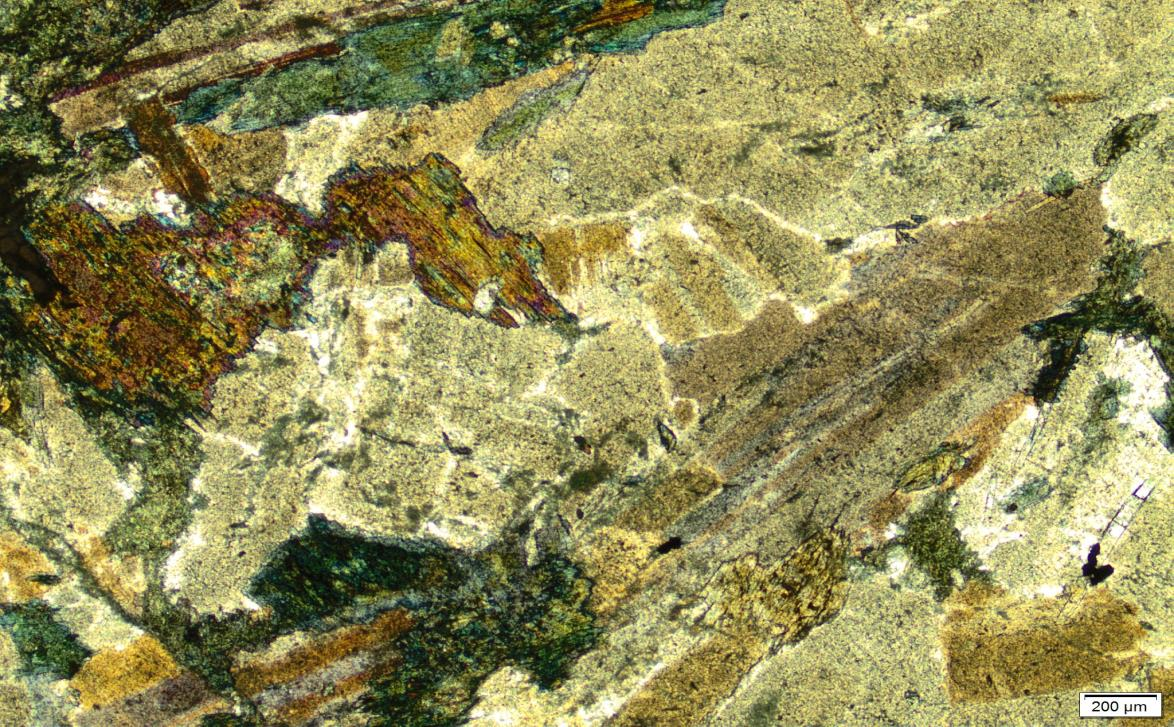 Çamlıbel (Tokat) Diyabazlarının Fiziko-Mekanik Özelliklerinin Araştırılması Altere piroksen Altere Plajiyoklas Opak Mineraller 200 m Şekil 4.