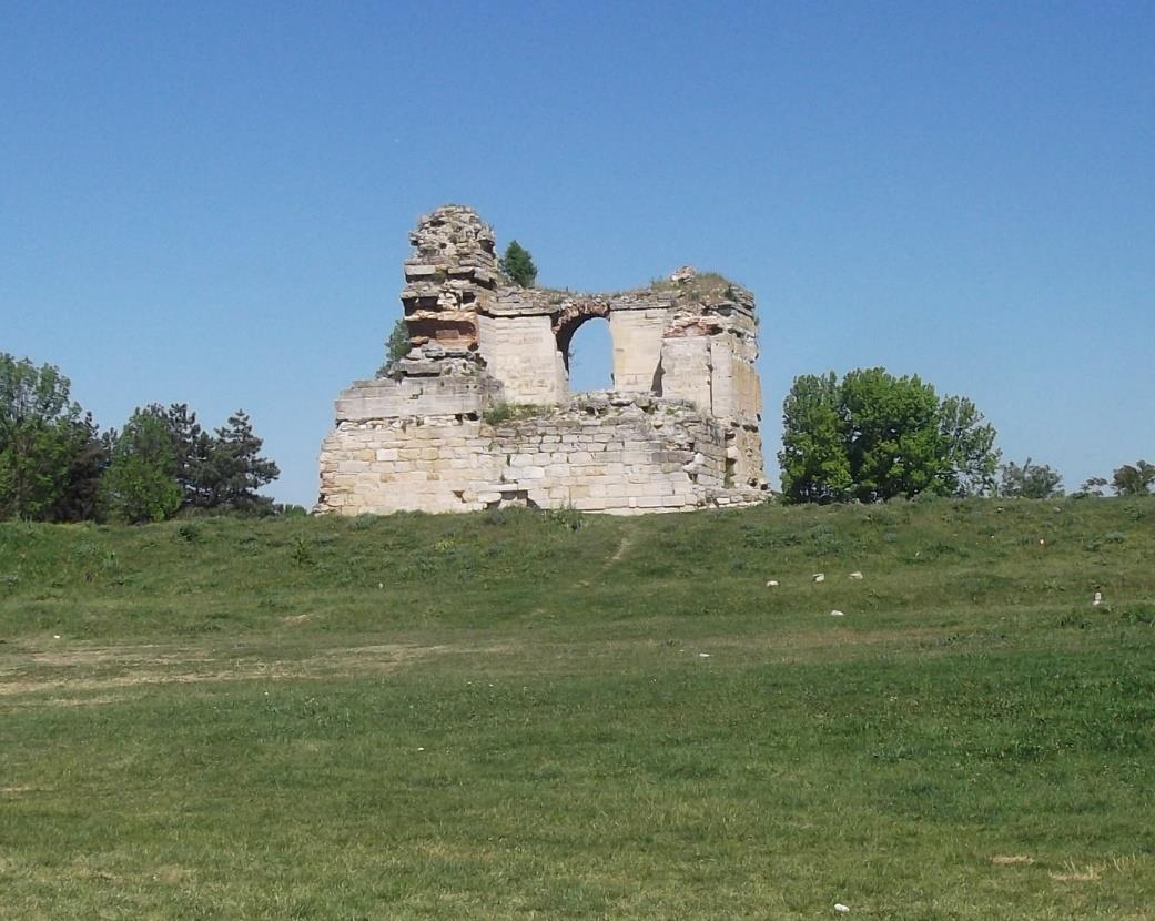 Eski Saray ın Kalıntısı Şehrin kuzeyinde, Tunca Nehri kenarında, 300-355.000 m2 lik bir alana kurulmuş olan sarayın yapımına, 1450'de 2. Murat zamanında başlanılmıştır.