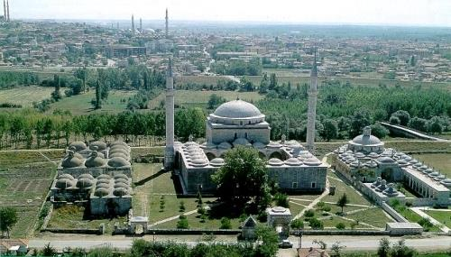 Edirne Sarayiçi gezi ve ziyaretlerinden sonra Eski Cami ye (Ulu Cami ye) gidildi. Bu cami de Edirne deki diğer camiler gibi gerçekten essiz güzelliğe sahip.
