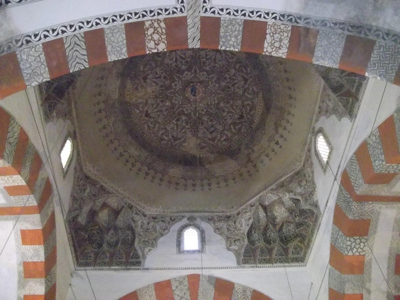 Eski Cami nin (Ulu Cami) kubbelerinde biri Edirne Eski Camii nden (Ulu Cami) sonra Cuma namazı hazırlıkları başladı ve Cuma namazı için Selimiye Camisi ne gidildi.