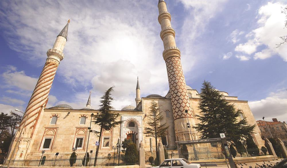 Son ziyaret yerimiz Üç Şereli Camidir. 1443-1447 arasında, Sultan II. Murat yaptırmıştır. Cami Osmanlı sanatında erken ile Klasik dönem uslubu arasında yer alır.