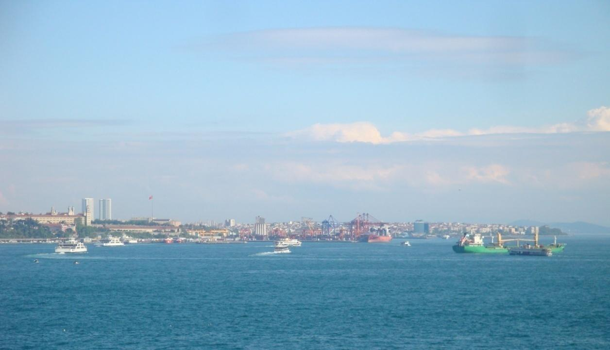 6 da Boğaz yerel trafiğinin yoğun olduğu bölgede uluslararası gemi