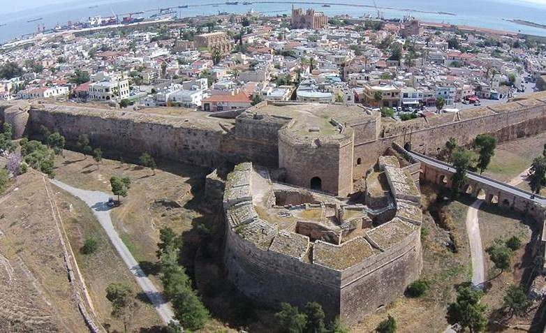 Osmanlılar döneminde önemsiz bir liman olarak kalan Girne, İngilizler tara ndan bir liman ve sayﬁye kasabası olarak yeniden düzenlenmiştir.