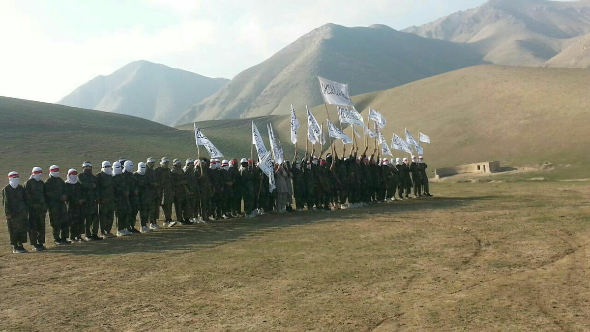 Askeri eğitim ve yürüyüşlerde savaşçılar senkronize edilmiş biçimde bayrak sallıyor.