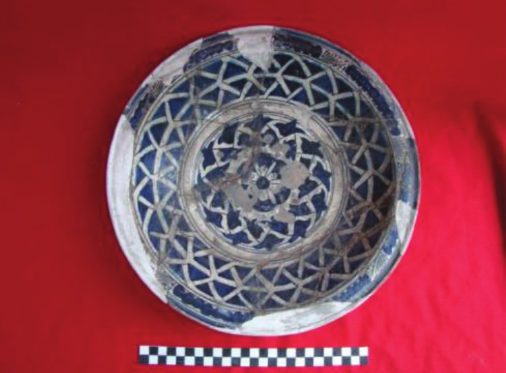 Turgay Polat ve B. Böhlendorf Arslan tarafından yayınlanan bu forma sahip tabağın ağız çapı 25,9 cm, kaide çapı 8,5 cm, yüksekliği 6,6 cm ve hamur kalınlığı 0,5-1 cm dir. 45 (Tablo 2-b/5) N.