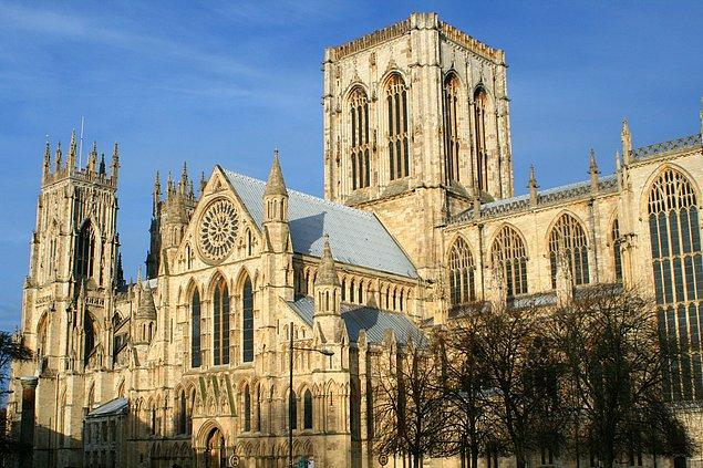 İnşa edilmesi 250 yıl süren bu katedral, hâliyle zamanın mimarî üslubunun iki yüzyıllık evrimini de gözler önüne