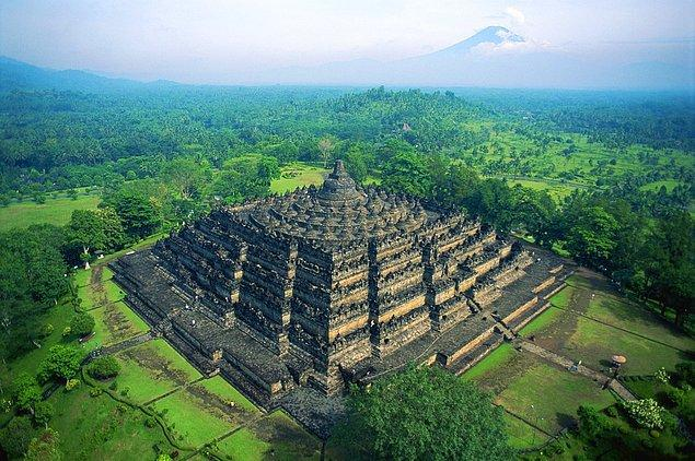 124 metrelik uzunluğu ve 41 metrelik yüksekliğiyle Borobudur