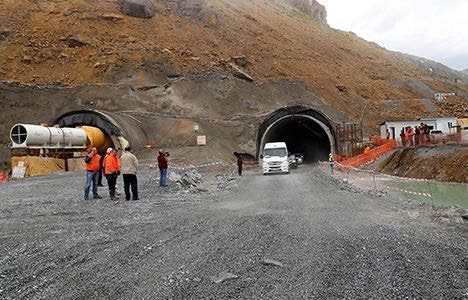 HABERLER NEWS Ovit Tüneli nde ışığa az kaldı Rize nin İkizdere ilçesindeki Ovit Dağı geçidinde yapımı süren ve 14,3 kilometre ile Türkiye nin en uzun karayolu tüneli olan Ovit te ışığın görülmesine