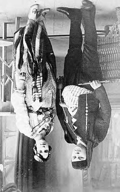 KKANDELENLİ EVLİ ÇİfT AVRAMOVSKİ Ala Turka kıyafeti giyen bir genç çift, fotoğraf stüdyosunda çekilmiş, ciddi bir tören kıyafeti.