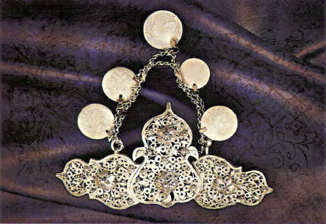 ПАфТИ - Куманово, крај на XIX век Троделен женски накит за на појас, листовидна форма. Сребро, техника филигран. Орнаментика-флорални елементи (цветови и ливчиња).