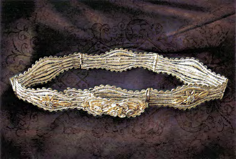 yüzyılın sonu Şehirli kadın kıyafetlerinin ayrılmaz bir parçası Ala-Turka. Altın kaplama gümüş, telkari tekniği - filigran. Süslemeler - bitkisel öğeler (çiçekler - yapraklar).