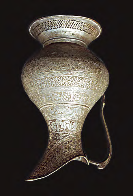 SÜRAHİ Üsküp, XVII yüzyıl, bakır Sıvıların depolanması için kullanılan süslü bir kab. Sürahi tamamen telkari süslemeli, yedi yatay alanda bitkisel motiflerle süslemeli.