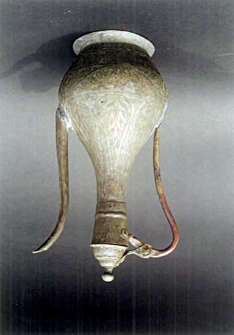 İBRİK Üsküp, 18. Yüzyıl, bakır Sıvıların depolanması için kullanılan süslü bir kap. İbriğin tamamı bitkisel motiflerle dekore edilmiş. Leylek motifli kulpu ibriğe farklı bir estetik görünüm sağlıyor.