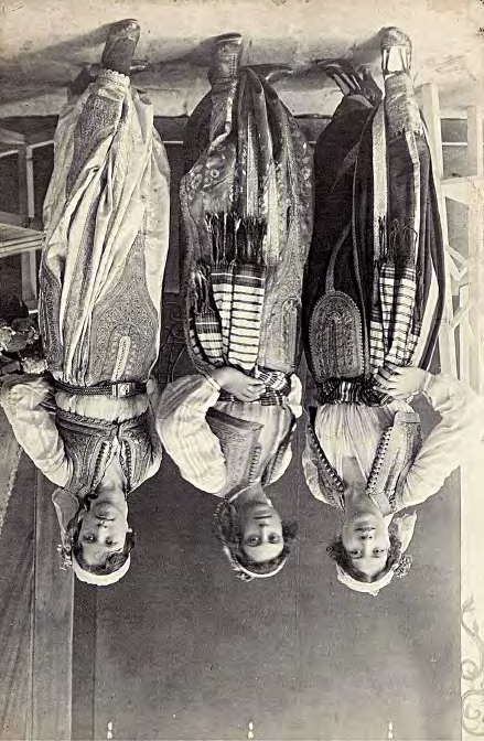 ГрАд куманово - АлА-ТуркА Три девојки облечени во чинтијани, кошула, елек и појас препашан околу половината со социјален статус на девојка.
