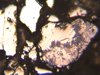 Mineralojik etütlerden de anlaşılacağı üzere çinkonun kalkopirit içerisinde 1 ila 50 mikron boyutlarında kapanımlar halinde bulunması bu sonuca neden olmaktadır.