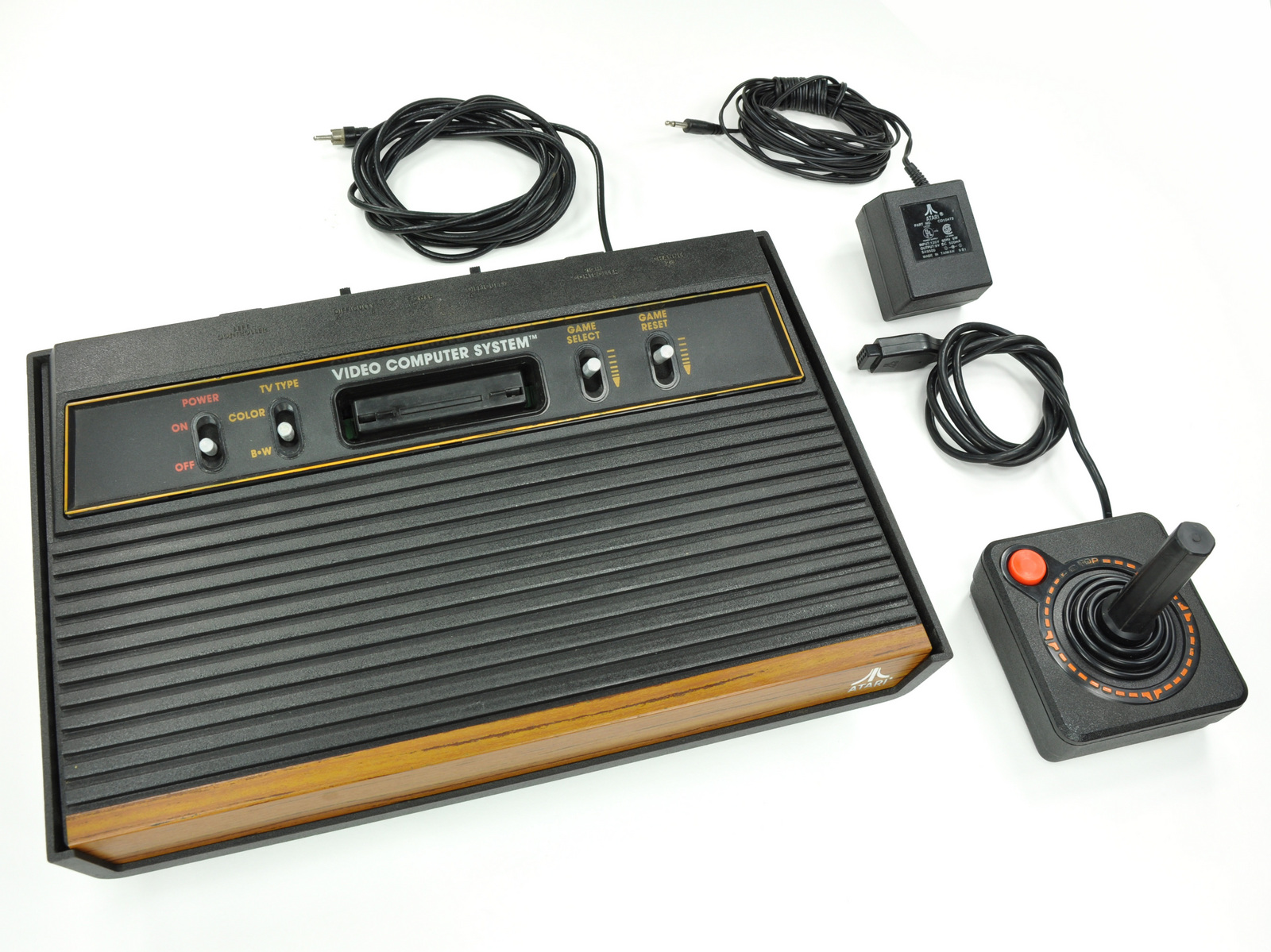 Adım 1 Atari 2600 Teardown Atari 2600, AC adaptörü ve ikonik joystick kumanda ile. 2600 bir parke kaplama var mı? Doğru efendim!