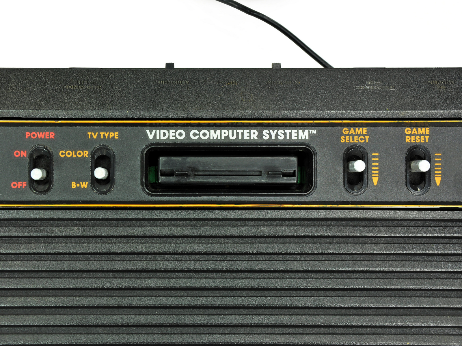 Adım 2 1977 yılında piyasaya çıktığından itibaren 1983 yılına kadar, Atari 2600 resmen Fairchild Semiconductor'ın video Eğlence Sistemi cevaben, Video Bilgisayar Sistemi denirdi.