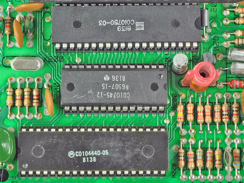 Adım 8 T imer (İSYAN) çip ve MOS Technology'nin 6507 işlemci (daha popüler 6502 bir ince sürümü) - üst iki cips I / O am- 6532 R.