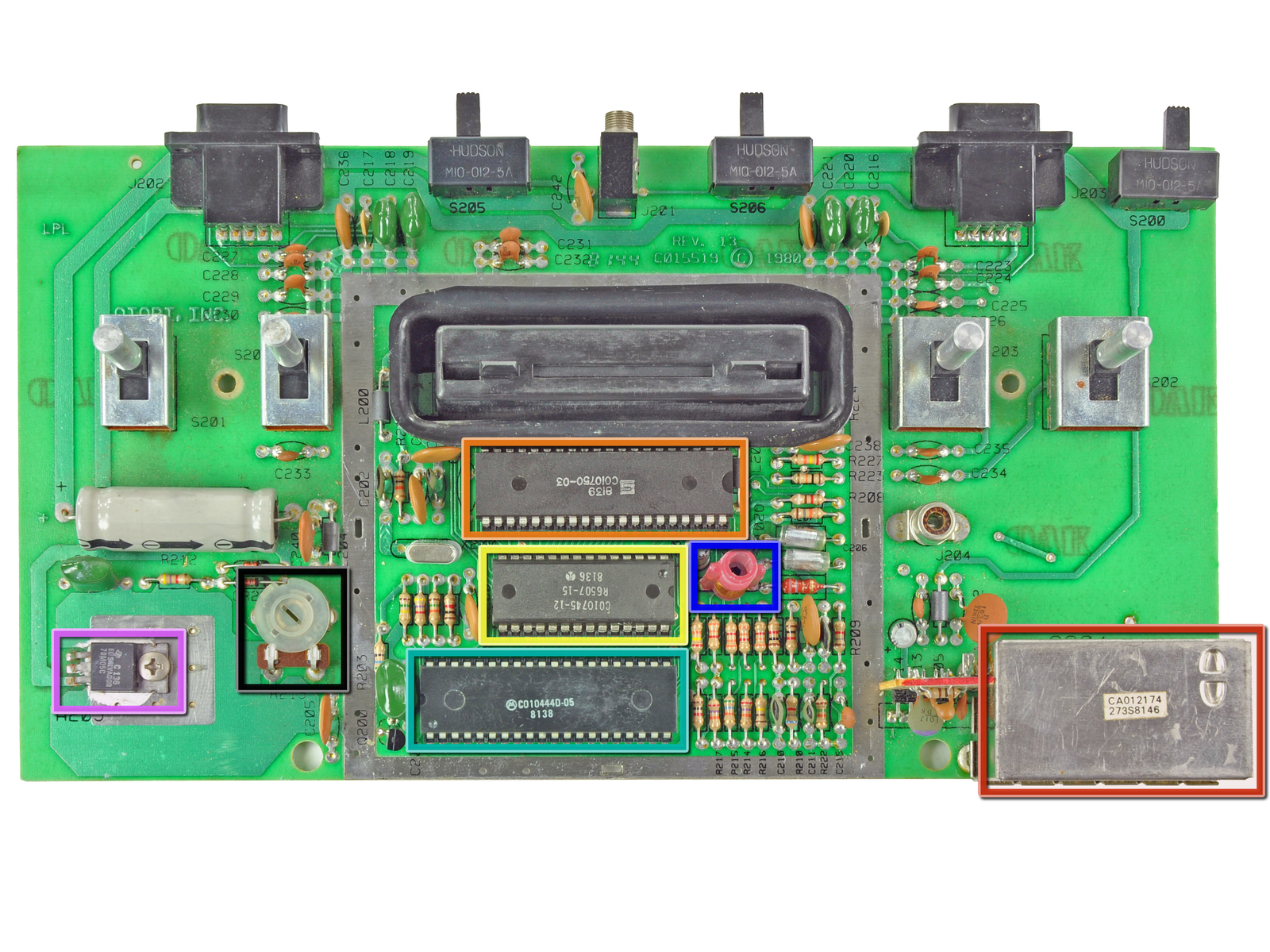 Atari 2600 Teardown Adım 9 kaldırıldı EMI kalkanı ile, anakart tüm bileşenleri görebilir.