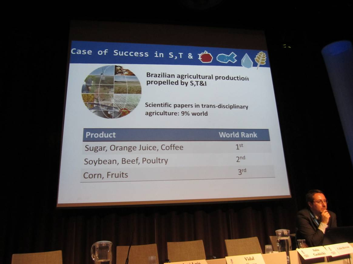 Dünyada tarım alanındaki bilimsel yayınların % 9 unun Brezilya da gerçekleştiğini belirten konuşmacı bilim teknoloji ve inovasyon çalışmalarından ilk sırayı Şeker,Portakal Suyu,Kahve üretiminin